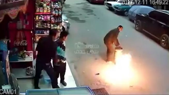 Explosiver Feuerball: Gasflasche geht in Flammen auf