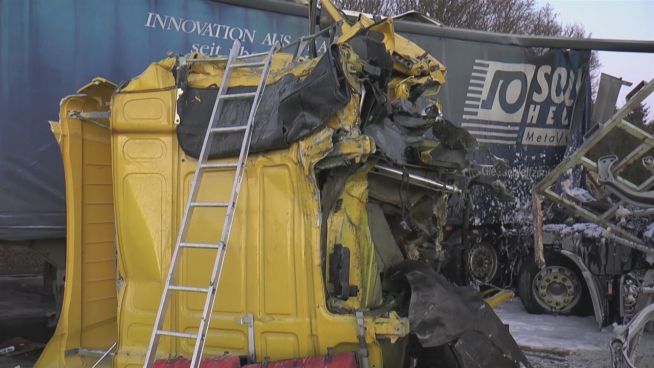 LKW-Crash an Stauende: Führerhaus komplett abgerissen