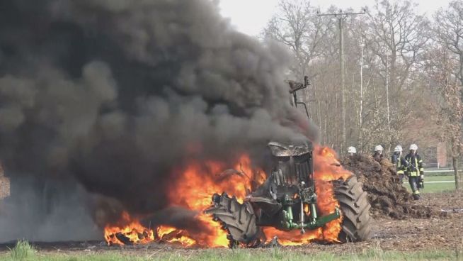 In Flammen: Traktor gerät an Hochspannungsleitung