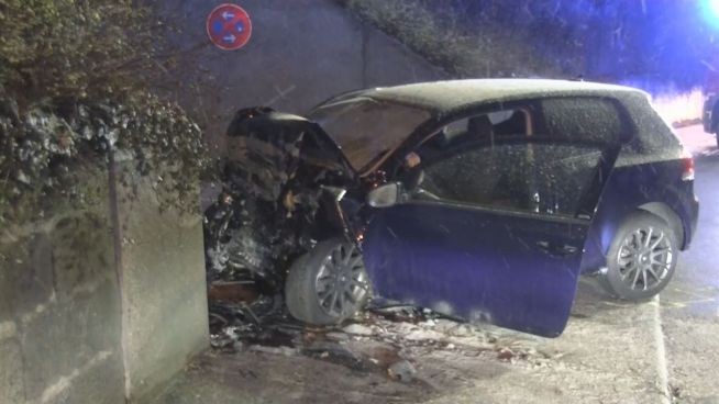 Mit 100 gegen die Wand: Junger Fahrer stirbt bei Crash