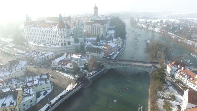 Kälteresistent: 2.000 Teilnehmer beim Donauschwimmen