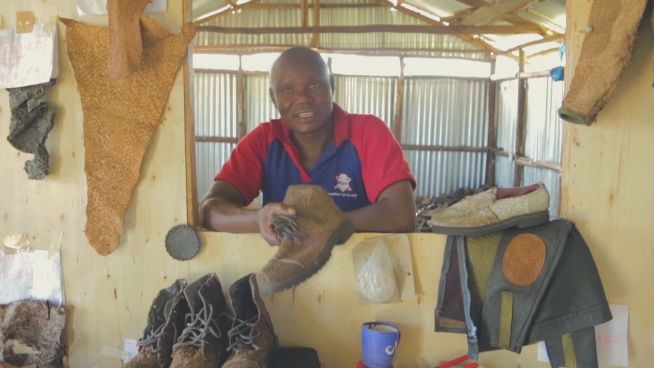 Einzigartig: Kenianer stellt Leder aus Fischhaut her