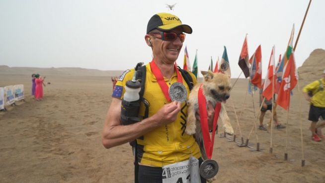 Extrem hinterher: Hund folgt Läufer 123 KM durch Wüste